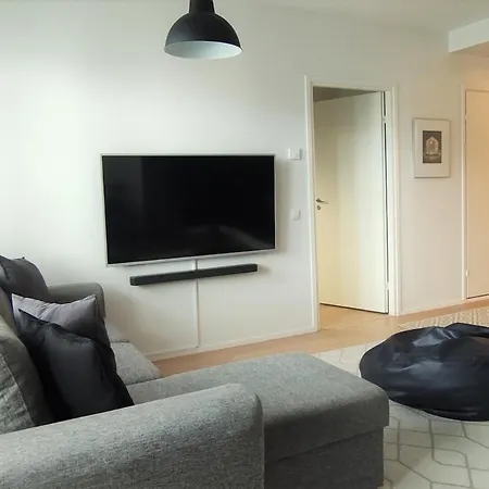 Two Bedroom, Free Parking, Quiet Area *